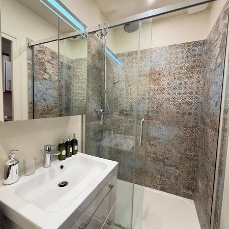 Appartamento One Street Away From The Marais!